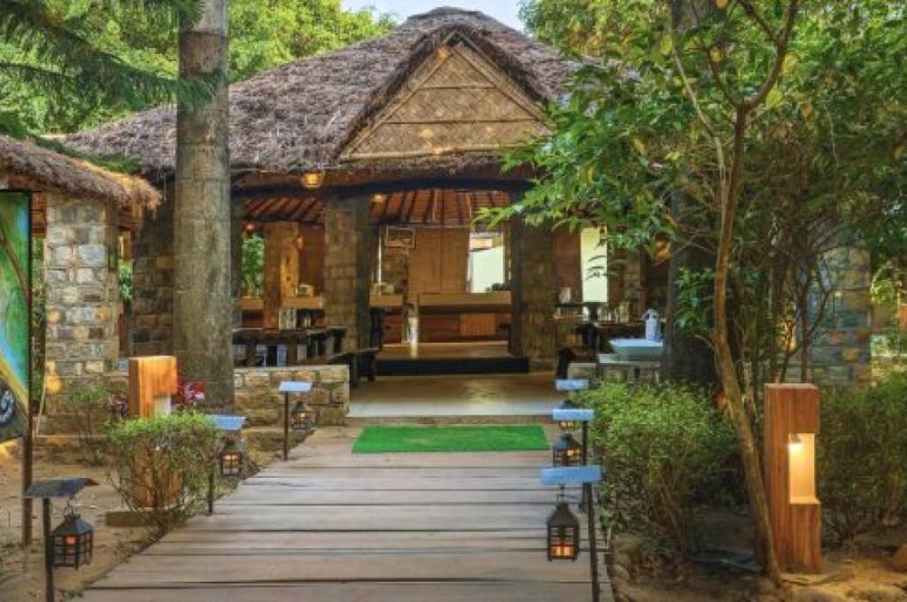  Corbett Machaan Resort 