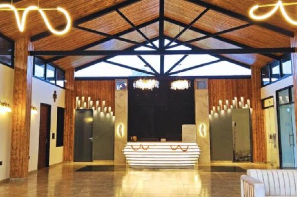  Corbett Machaan Resort 